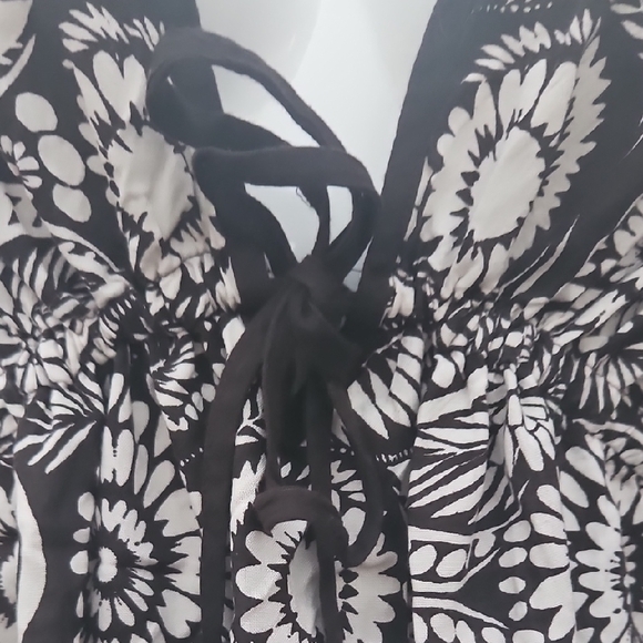 Banana Republic Black and White Floral Kimono - Picture 2 of 4